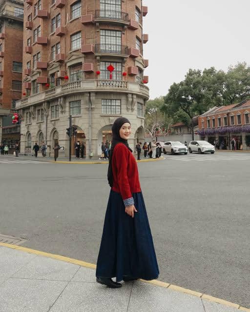 Ratu Isyell tampil dengan OOTD bernuansa kasual untuk perjalanan, seperti dibagikan melalui akun Instagramnya.