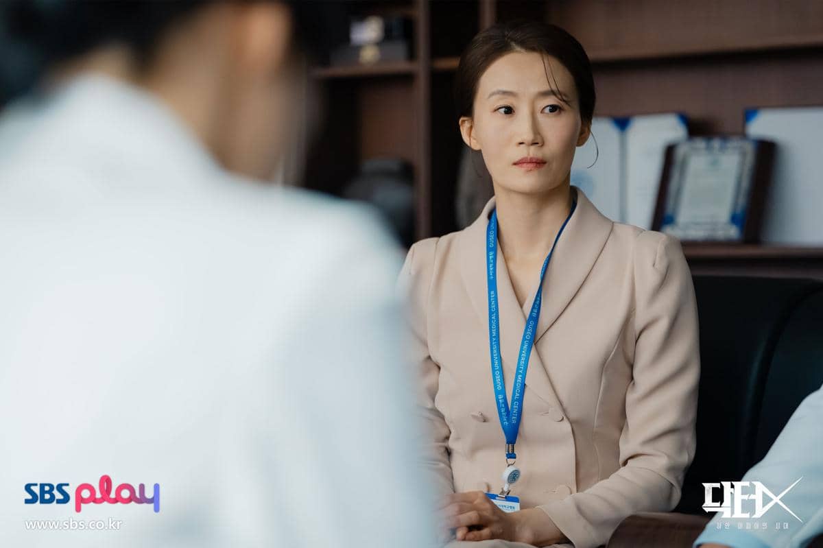 Potongan adegan dari drama Korea Doctor X: Mafia in White dari SBS dalam materi promosi serial tersebut.