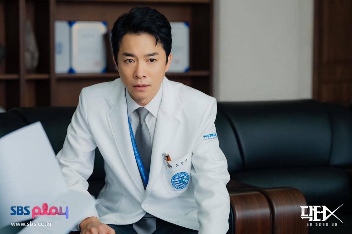 Still cut resmi drama Doctor X: Mafia in White yang dibagikan SBS sebagai materi visual promosi serial tersebut.