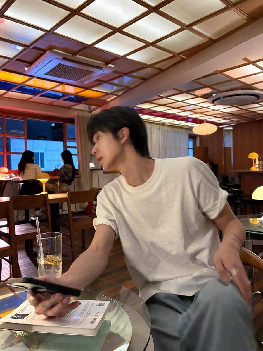 Kim E Jun mengenakan busana kasual bergaya sebagai inspirasi OOTD dalam unggahan Instagram pribadinya.