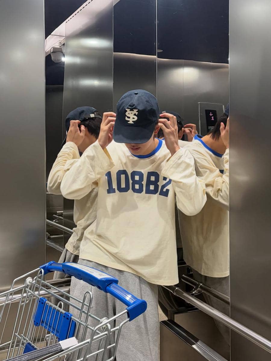 Kim E Jun berpose dengan gaya busana kasual sebagai inspirasi OOTD dalam unggahan Instagram @twozun.