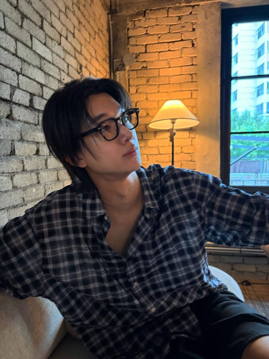 Kim E Jun tampil dengan OOTD kasual sebagai inspirasi gaya busana dalam unggahan Instagram milik Twozun.