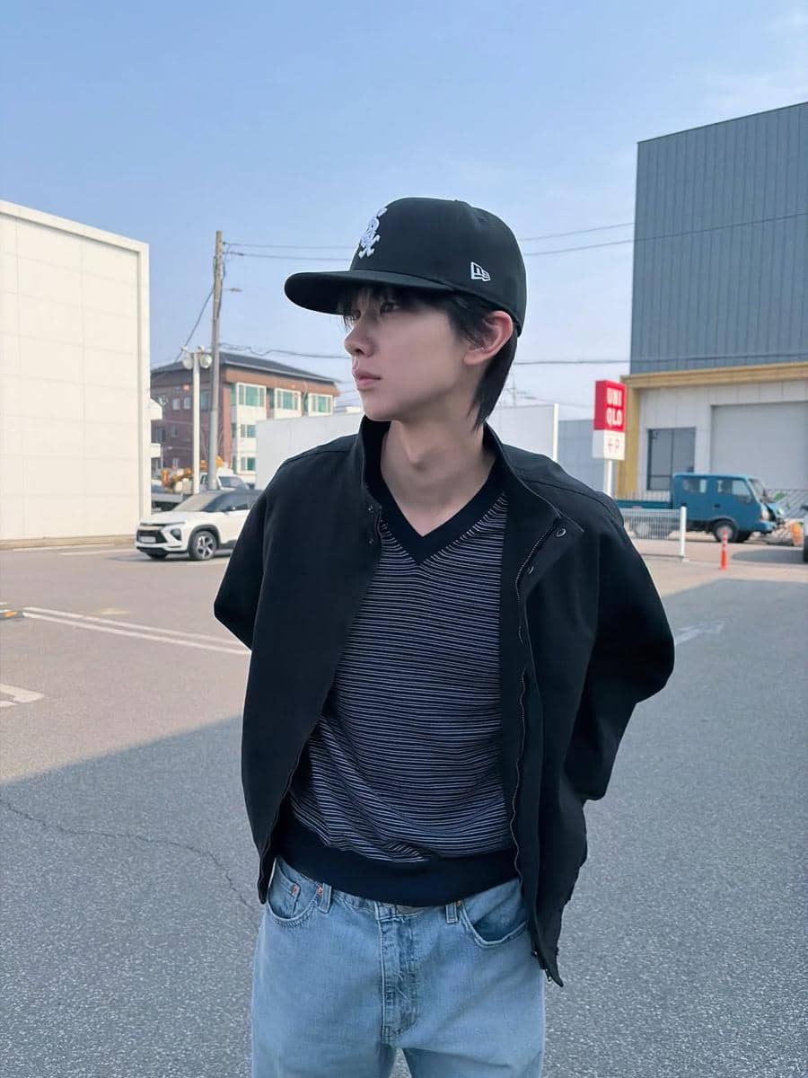 Kim E Jun dalam unggahan Instagram twozun yang menjadi inspirasi OOTD dengan padu padan busana bergaya modern.
