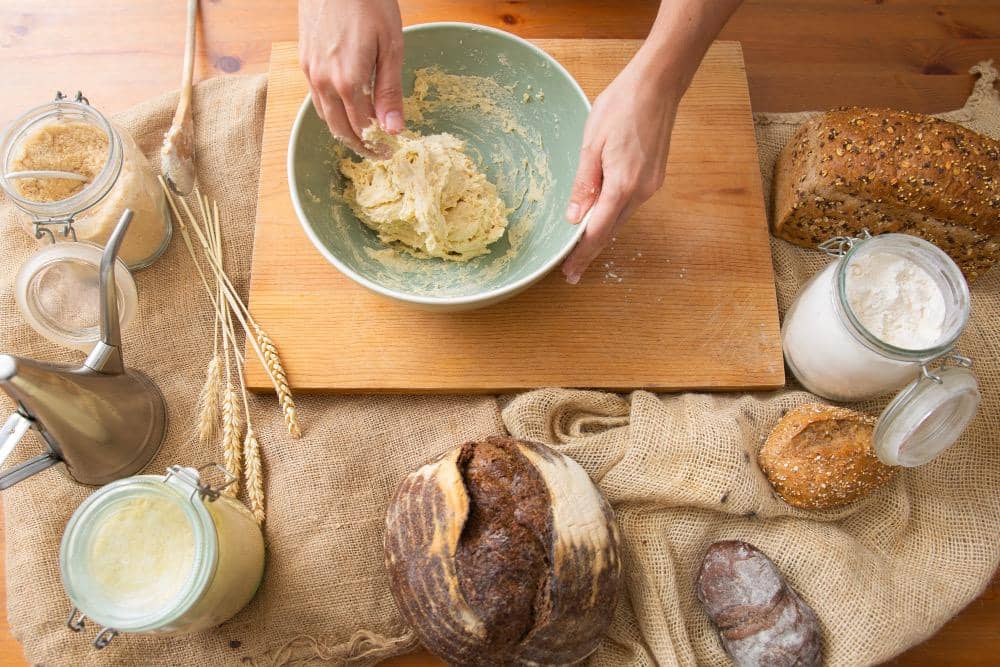 ilustrasi adonan sourdough yang sedang diuleni
