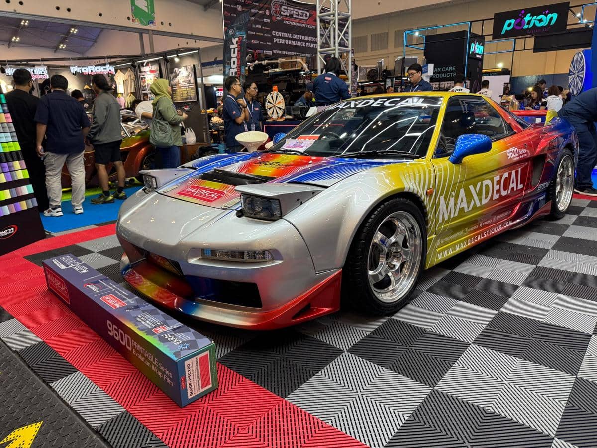 Honda NSX berkelir silver yang dibawa MaxDecal dipajang di booth IMX 2026 dalam area pameran otomotif.