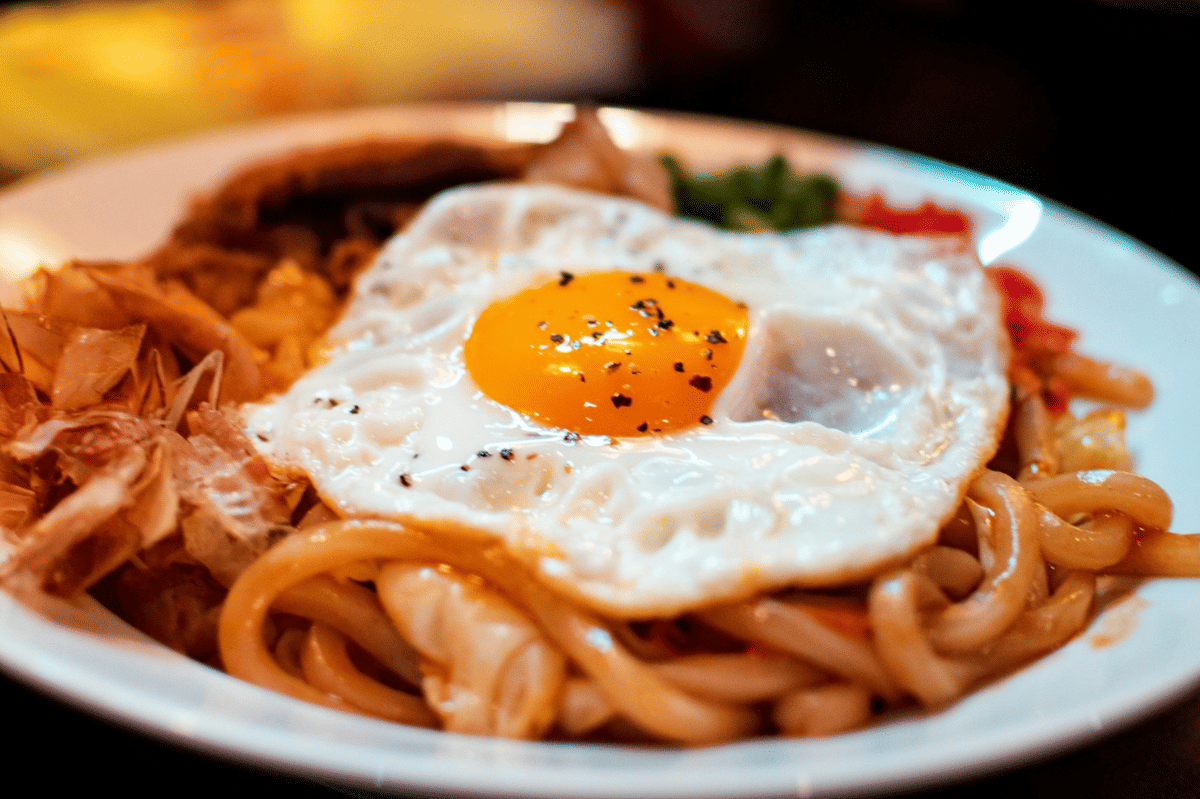 Resep Chili Oil Carbonara Udon dengan Crispy Pork Belly