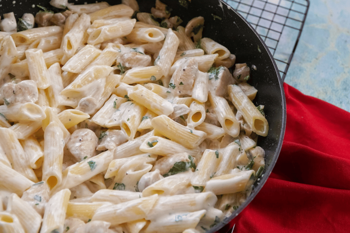 Ilustrasi pembuatan chicken broccoli penne pasta dengan perpaduan ayam dan brokoli sebagai bahan hidangan.