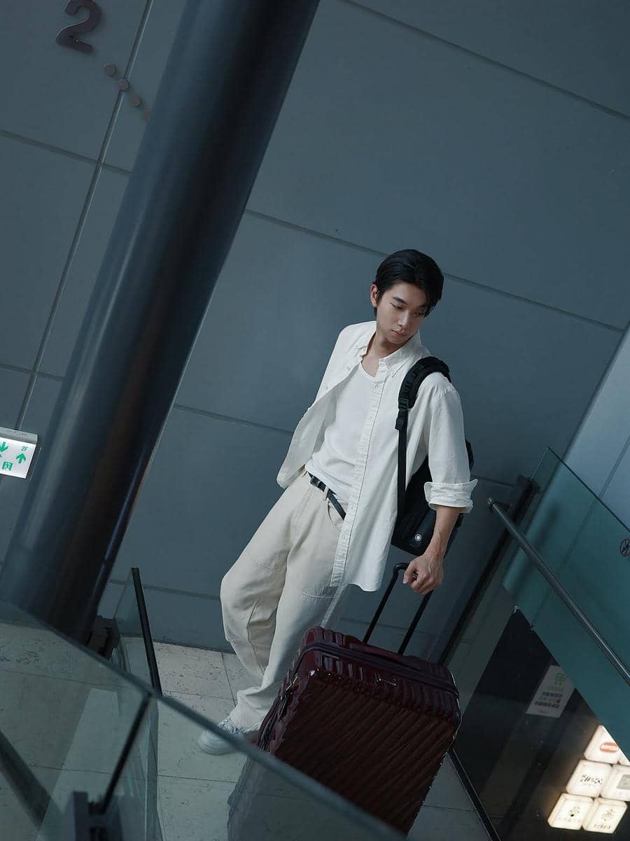 Kim E Jun berpose dengan gaya OOTD kasual sebagai inspirasi padu padan busana dari unggahan Instagram twozun.