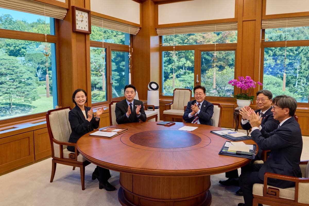 Presiden Korsel Lee Jae Myung (tengah) menyaksikan siaran langsung peluncuran roket Nuri dari kantor kepresidenan di Seoul, pada Rabu (7/10/2026). (x.com/Jaemyung_Lee)
