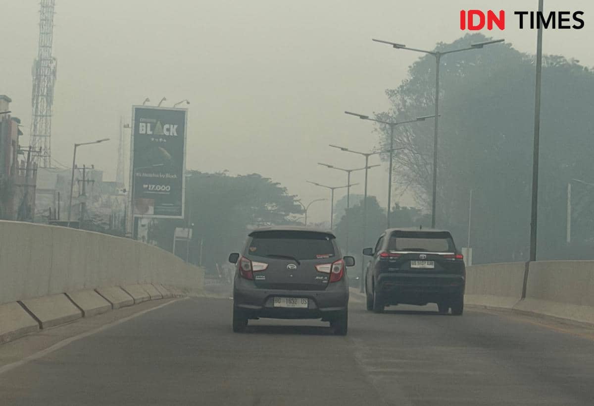 Kabut asap menyelimuti kawasan Kota Palembang pada Jumat, 8 Oktober 2026, sehingga jarak pandang terbatas.