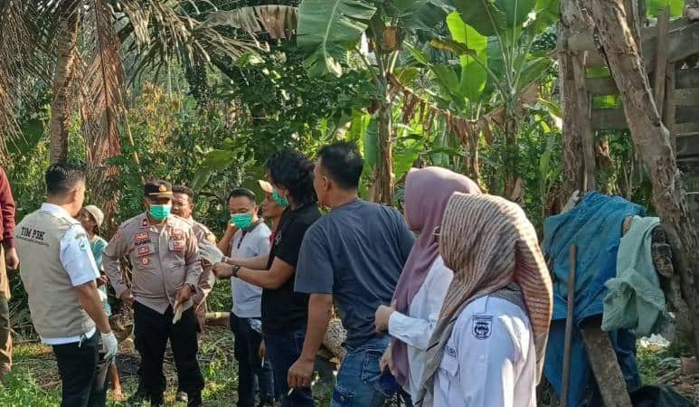 Polisi dan petugas medis mengevakuasi jenazah Sarifudin (34) meninggal dunia dalam kondisi tergantung di pohon alpukat di Dusun Sumber Tengah, Pekon Tekad, Kecamatan Pulau Panggung, Tanggamus. 