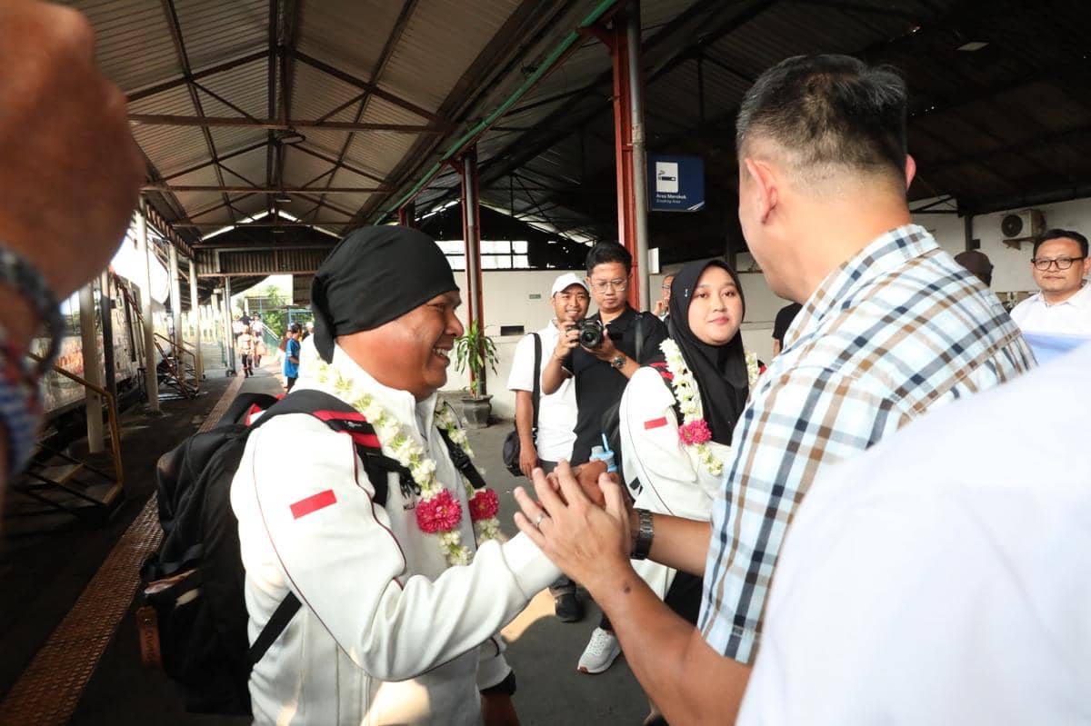 Permadi dan Nurisa Dian disambut Koni di Tawang, Semarang, saat bertemu dalam suasana hangat dan penuh senyum.