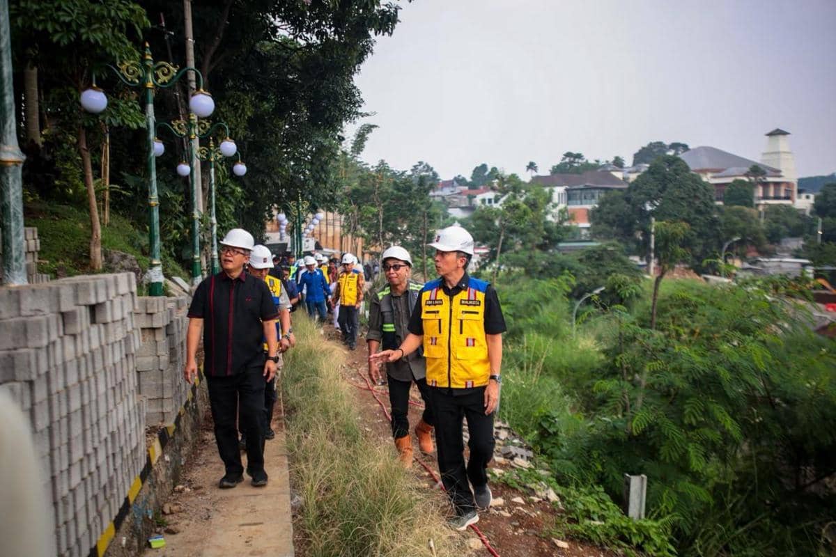 Pejabat Pemerintah Kota Bogor meninjau kawasan Leuweung Batutulis dalam agenda kunjungan pemerintah.
