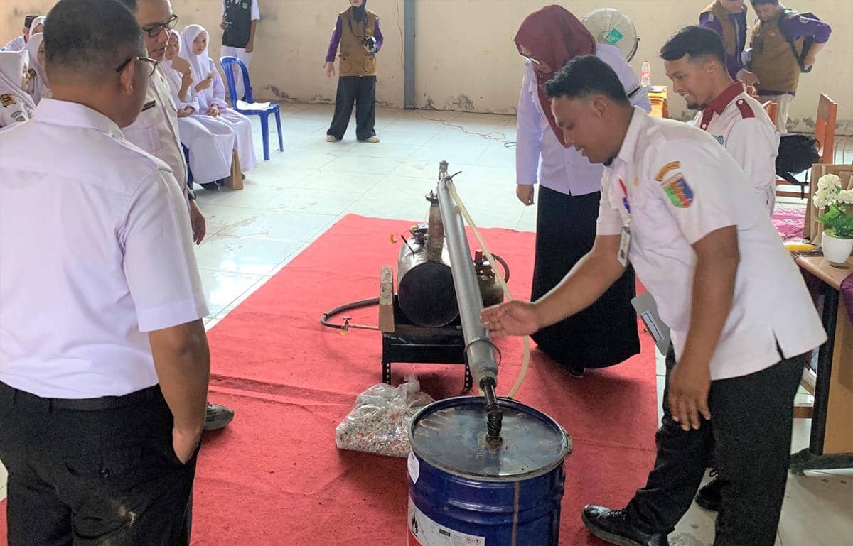 Kegiatan pengenalan teknologi pirolisis oleh Institut Teknologi Sumatera kepada siswa SMKN Unggul Terpadu Anak Tuha di Lampung Tengah.