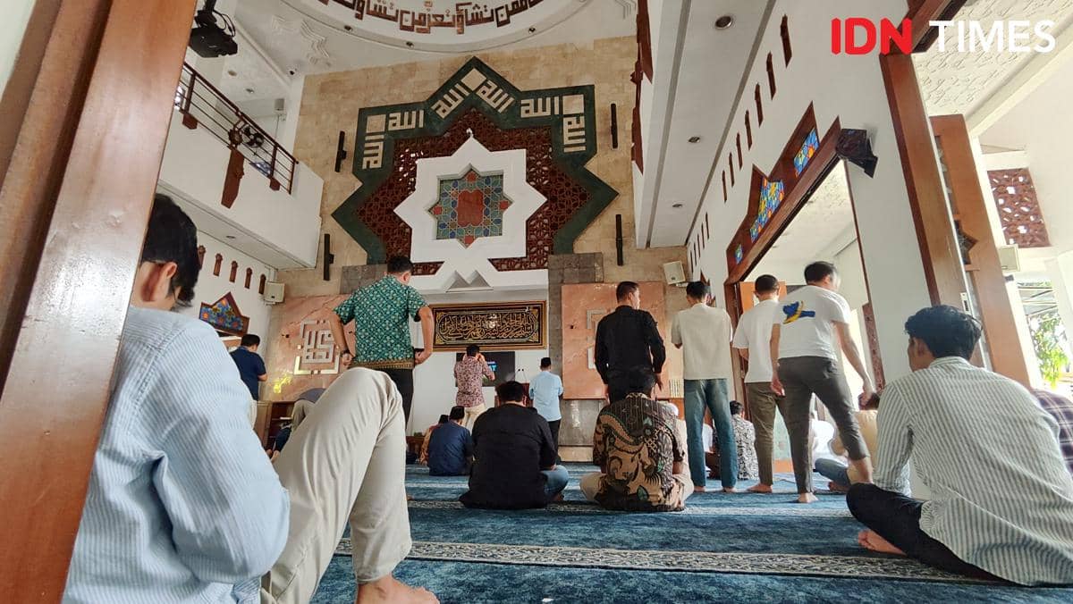 Momen Gibran Salat Jumat di Masjid Istana Wapres saat Isu Mundur Mencuat