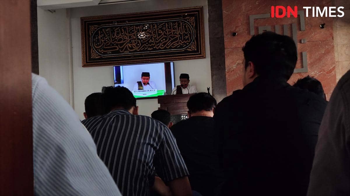 Momen Gibran Salat Jumat di Masjid Istana Wapres saat Isu Mundur Mencuat