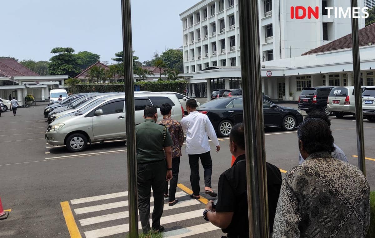 Momen Gibran Salat Jumat di Masjid Istana Wapres saat Isu Mundur Mencuat