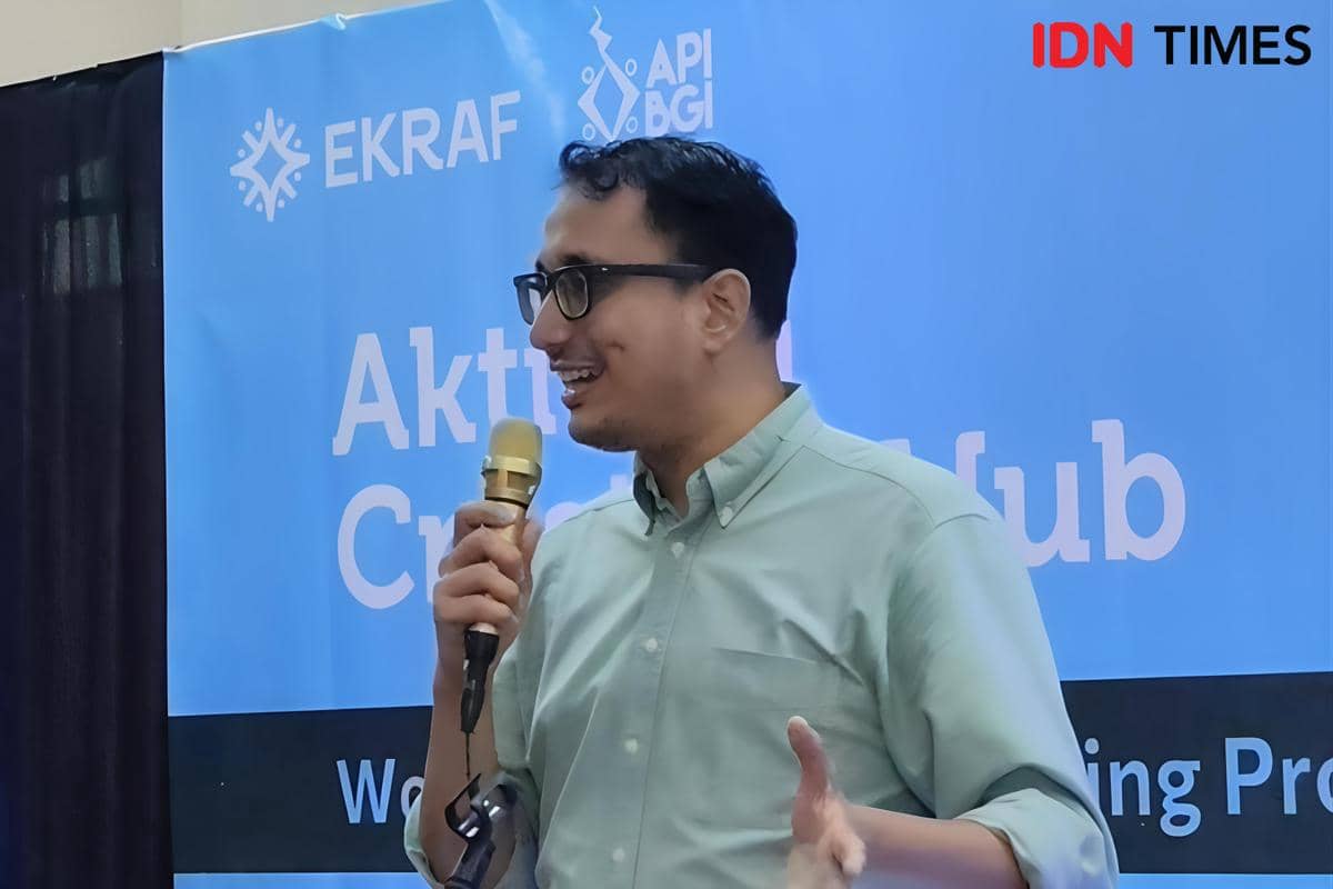 Mahawira Singh Dillon memandu workshop dan playtesting prototipe board game di Tempat Kumpul Kreatif, Jakarta Utara.