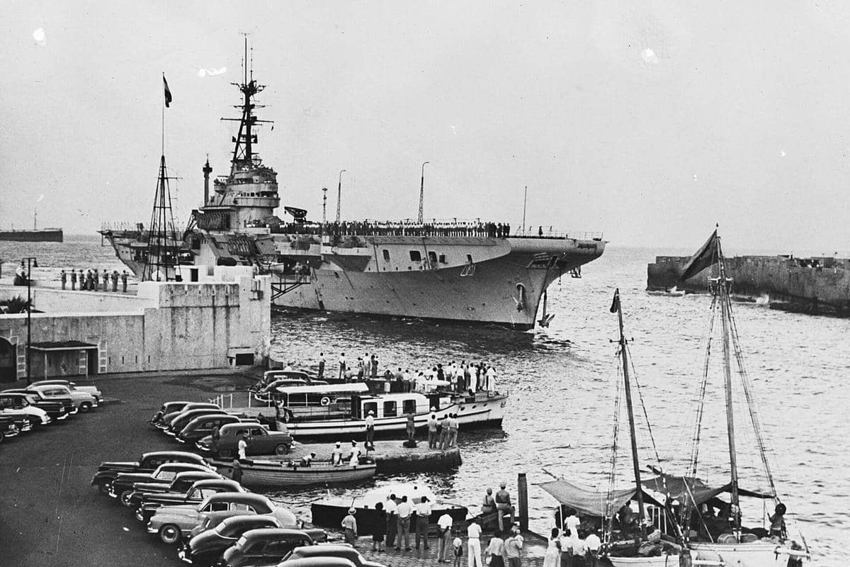 Kapal Karel Doorman dan kapal-kapal lain di Sint Anna Bay, Curaçao, pada 1950-an