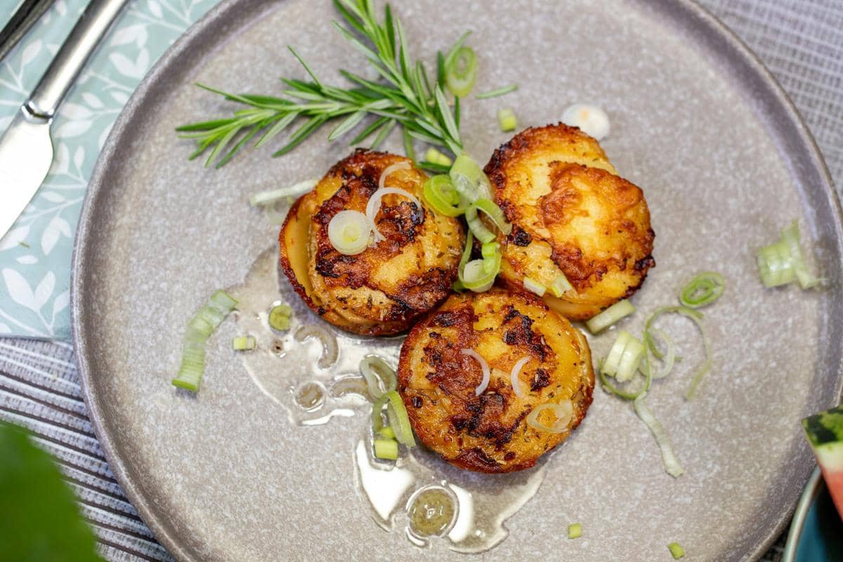 Ilustrasi duchess potatoes dengan garlic butter, kentang tumbuk berbentuk mawar yang dipanggang hingga keemasan.
