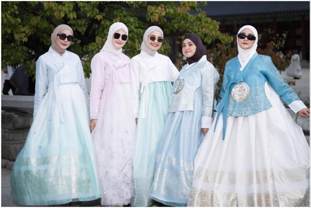 Vebby Palwinta dan Sahabat pakai Hanbok di Gyeongbokgung Palace