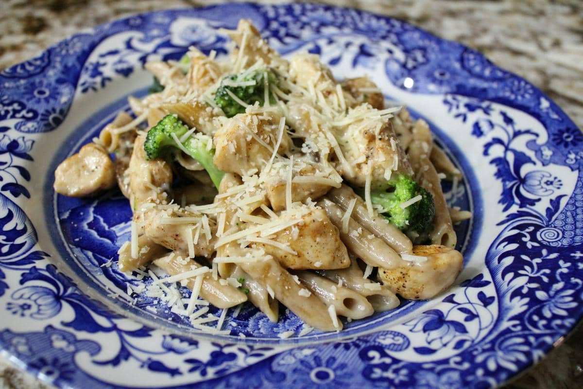 Sepiring chicken broccoli penne pasta dengan potongan ayam dan brokoli, sebagai ilustrasi hidangan pasta.
