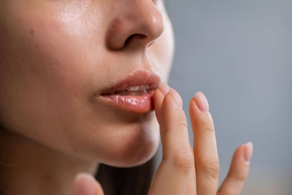 menggunakan lip balm 
