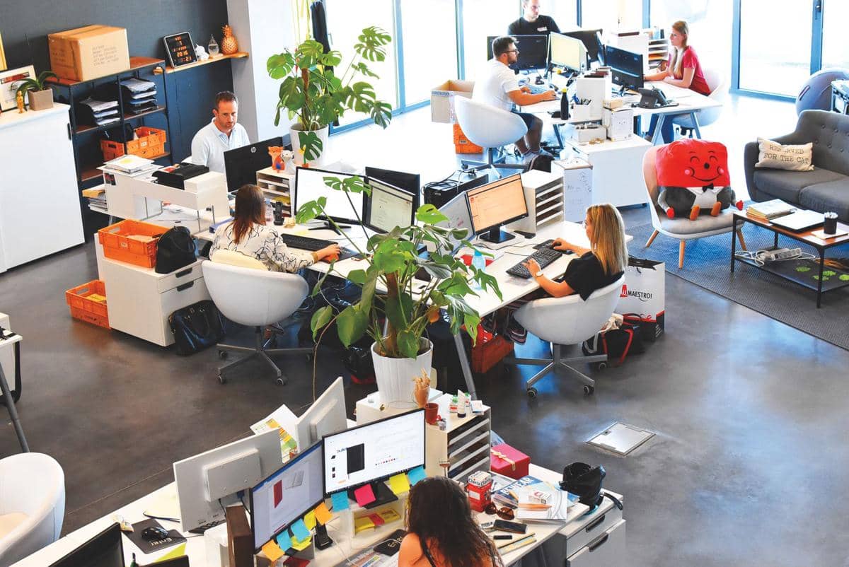 5 Cara Menjaga Fokus Kerja di Kantor Open Space yang Bising