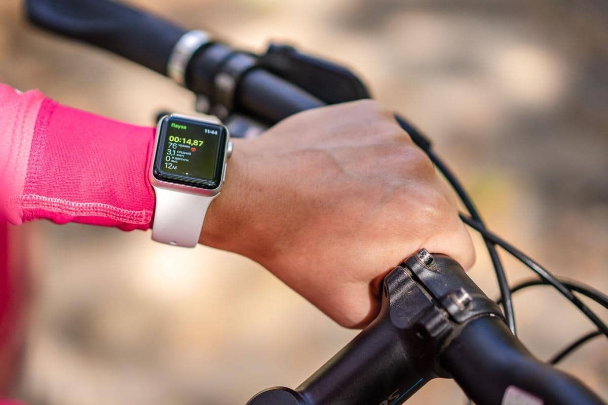 ilustrasi memakai smartwatch saat bersepedaan