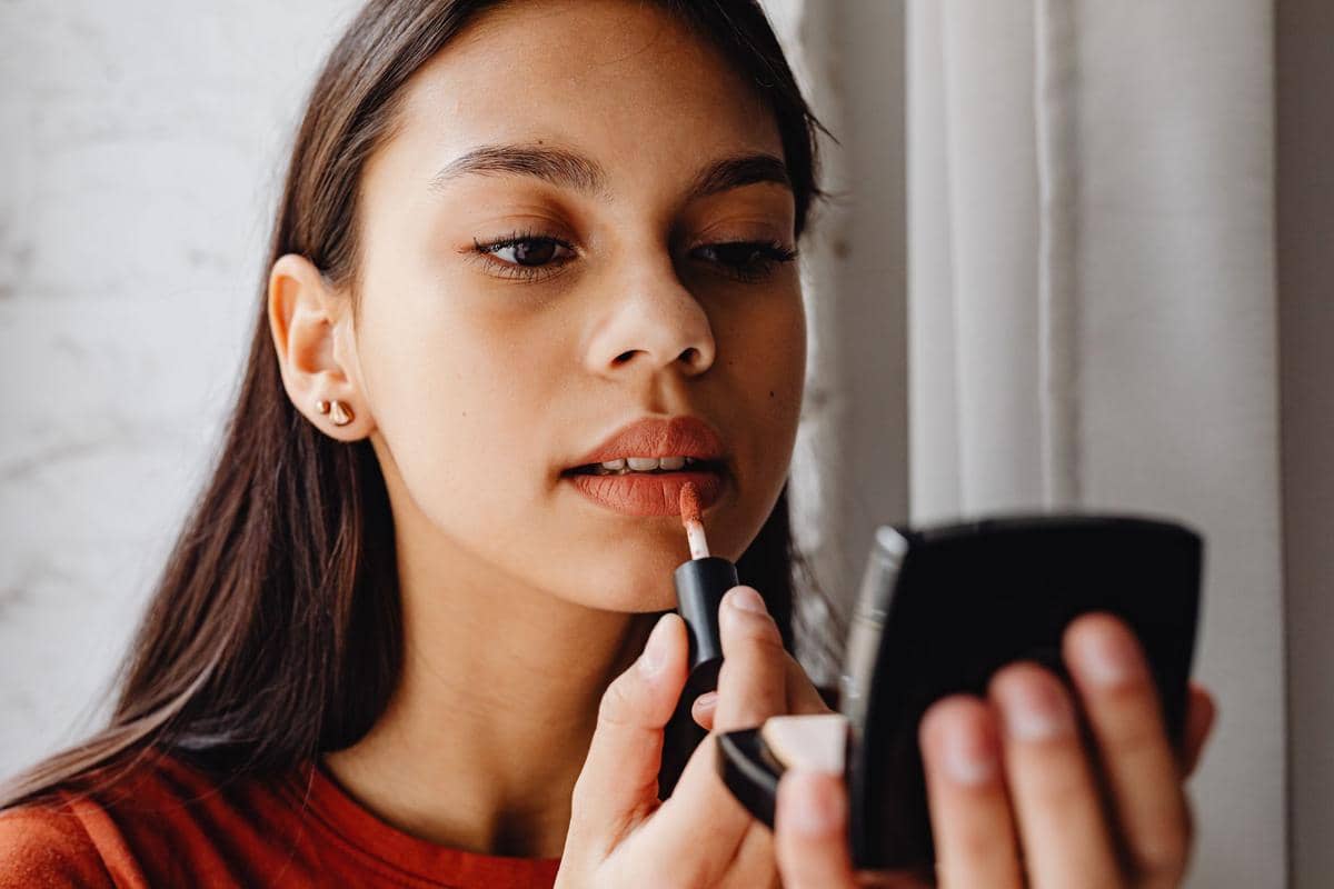 memilih warna lipstik