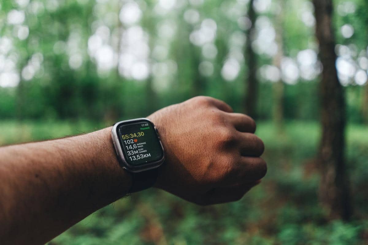 ilustrasi smartwatch dipakai di tangan