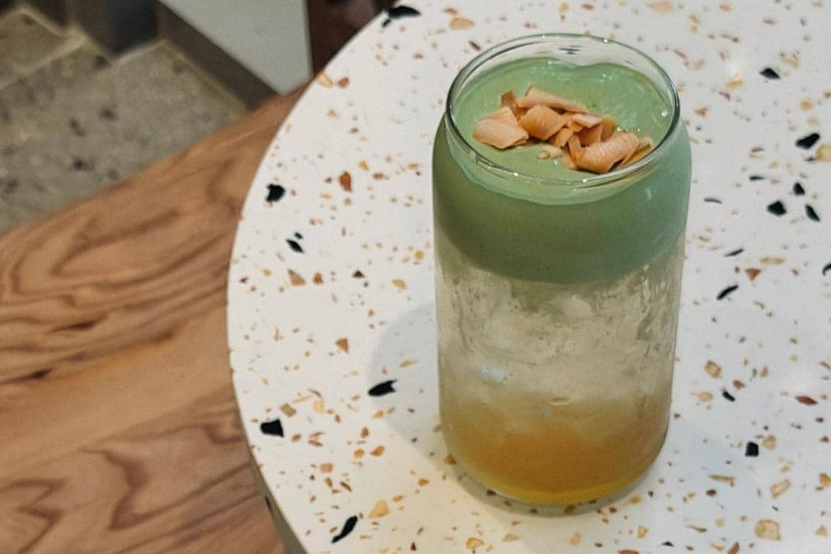 ilustrasi mango coconut iced matcha