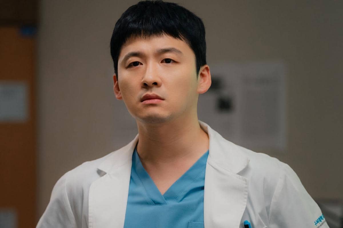 Still cut promosi drama Korea Doctor X: Mafia in White produksi SBS untuk memperkenalkan serial tersebut.