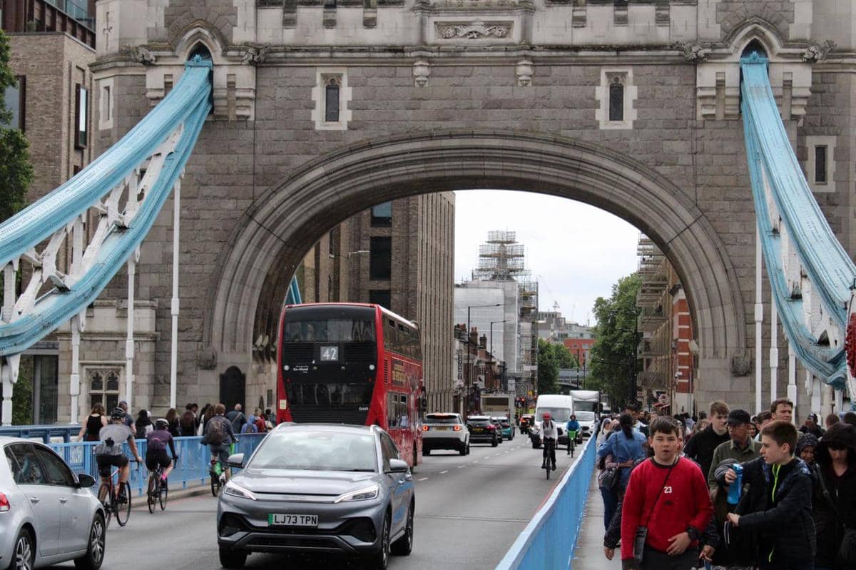 ilustrasi lalu lintas di kota London, Inggris, Eropa, perkotaan, crowd, pejalan kaki