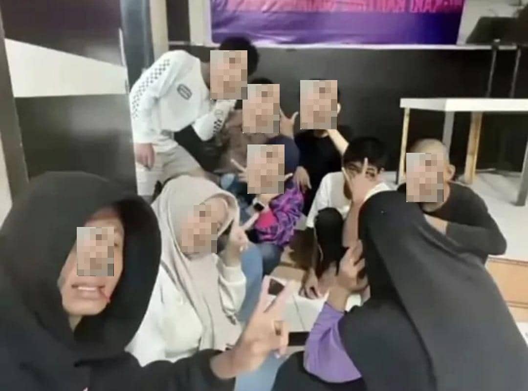 Ditangkap, Pelaku Geng Motor Pembunuh Warga Makassar Berswafoto di Polsek