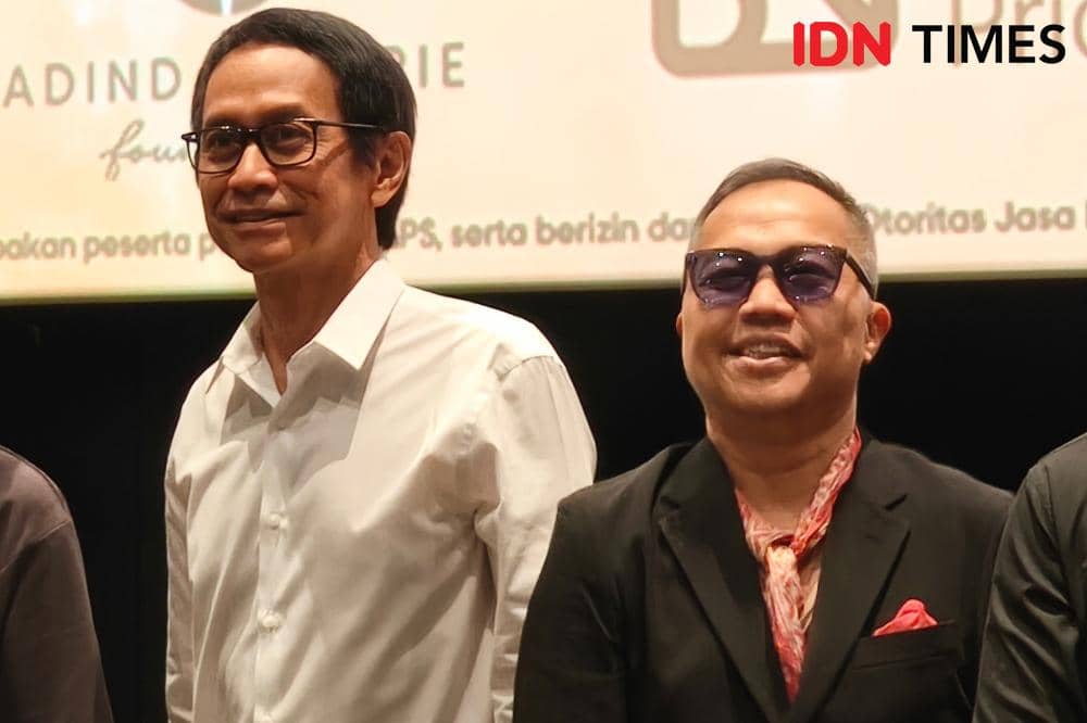 Potret Addie MS bersama Sandhy Sondoro di press conference konser orkestra The Beatles & Queen di Jakarta, Jumat (9/10/2026) (IDN Times/Juan Dwi)