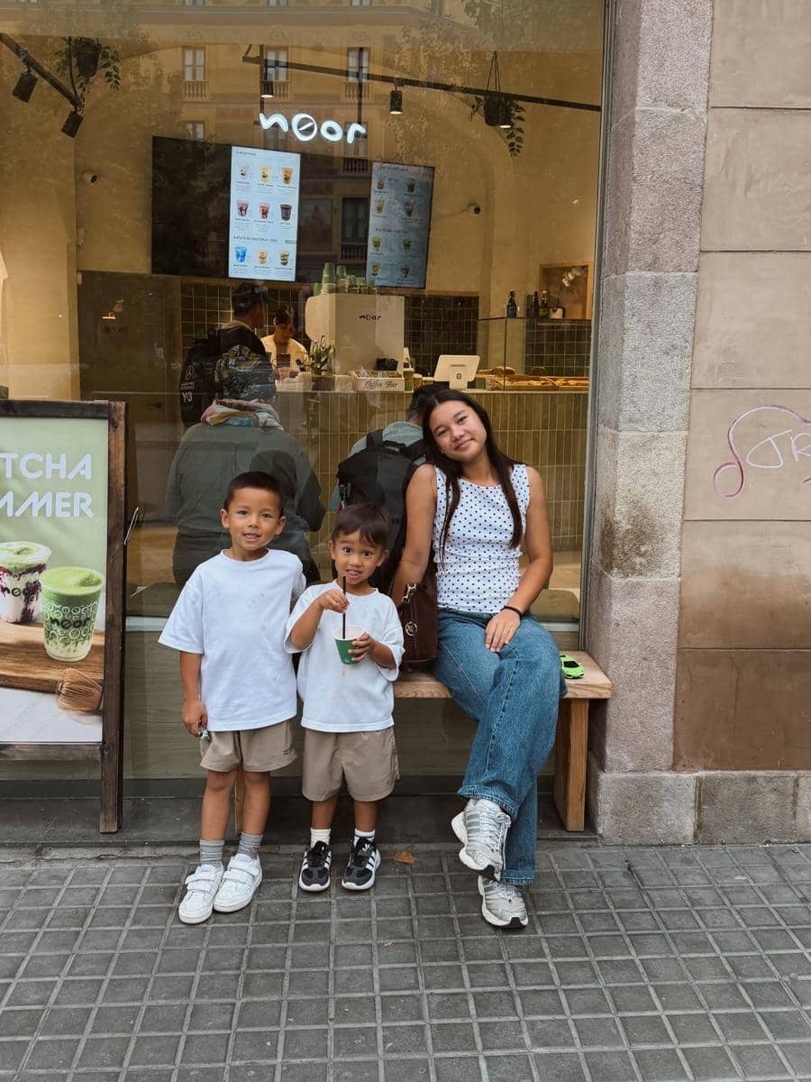 Keluarga Jennifer Bachdim liburan di Barcelona