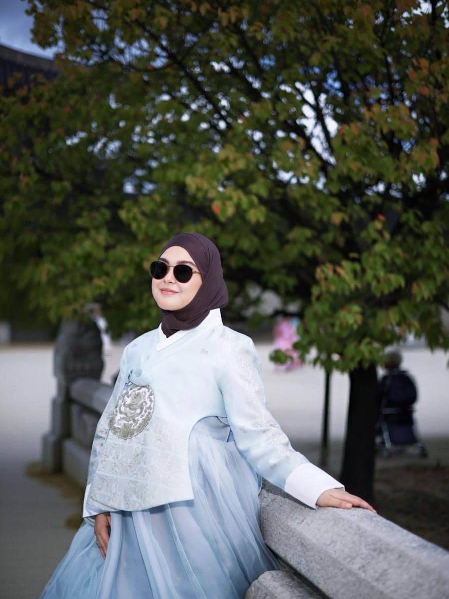 Vebby Palwinta dan sahabat pakai hanbok di Gyeongbokgung Palace