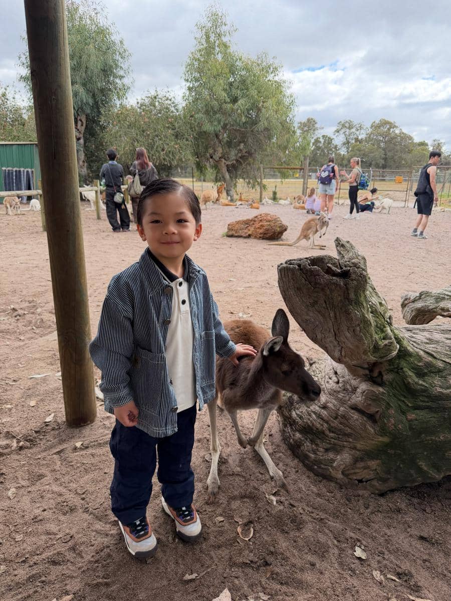 Keluarga Nikita Willy mengunjungi Caversham Wildlife Park di Perth