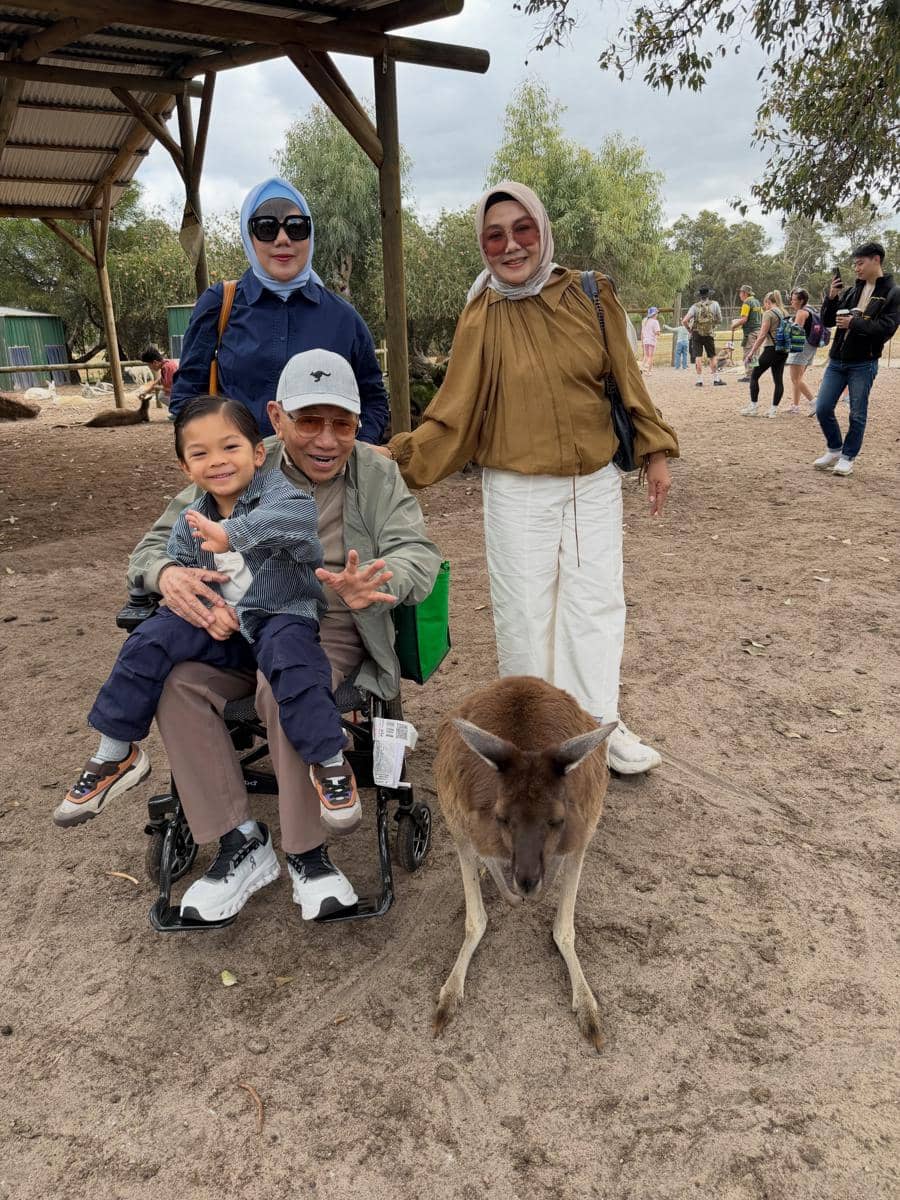Keluarga Nikita Willy mengunjungi Caversham Wildlife Park di Perth
