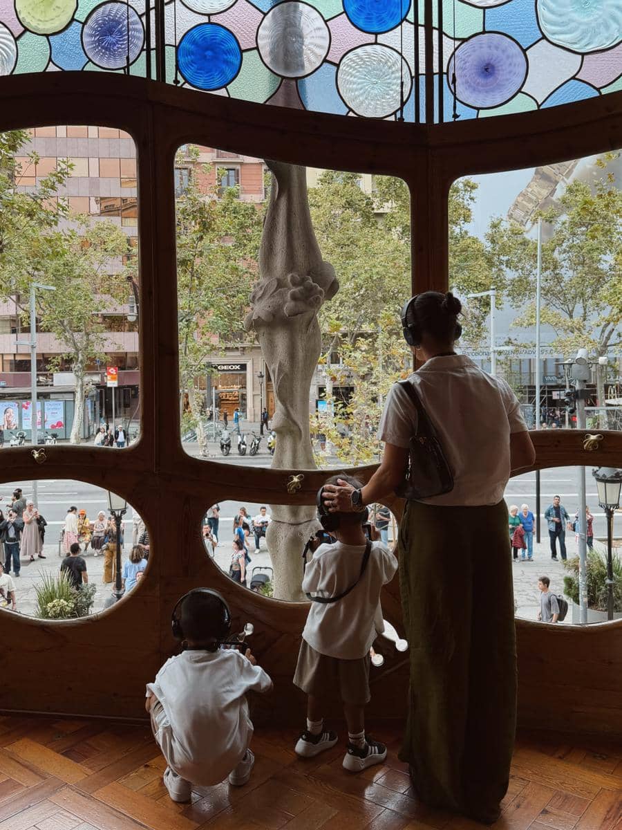 Keluarga Jennifer Bachdim liburan di Barcelona
