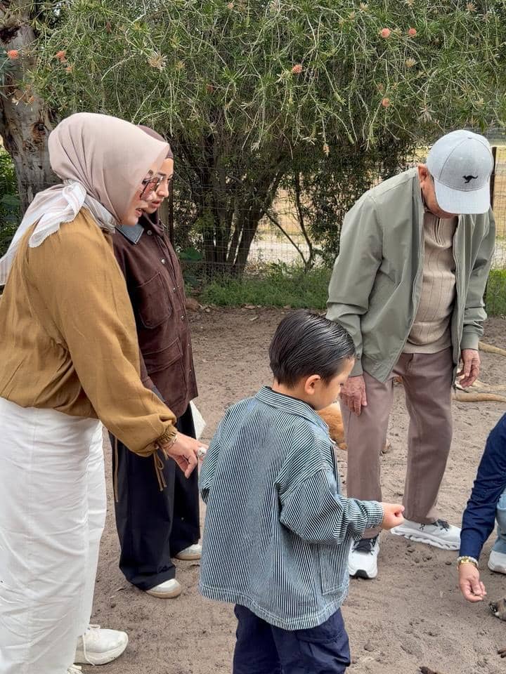 Keluarga Nikita Willy mengunjungi Caversham Wildlife Park di Perth