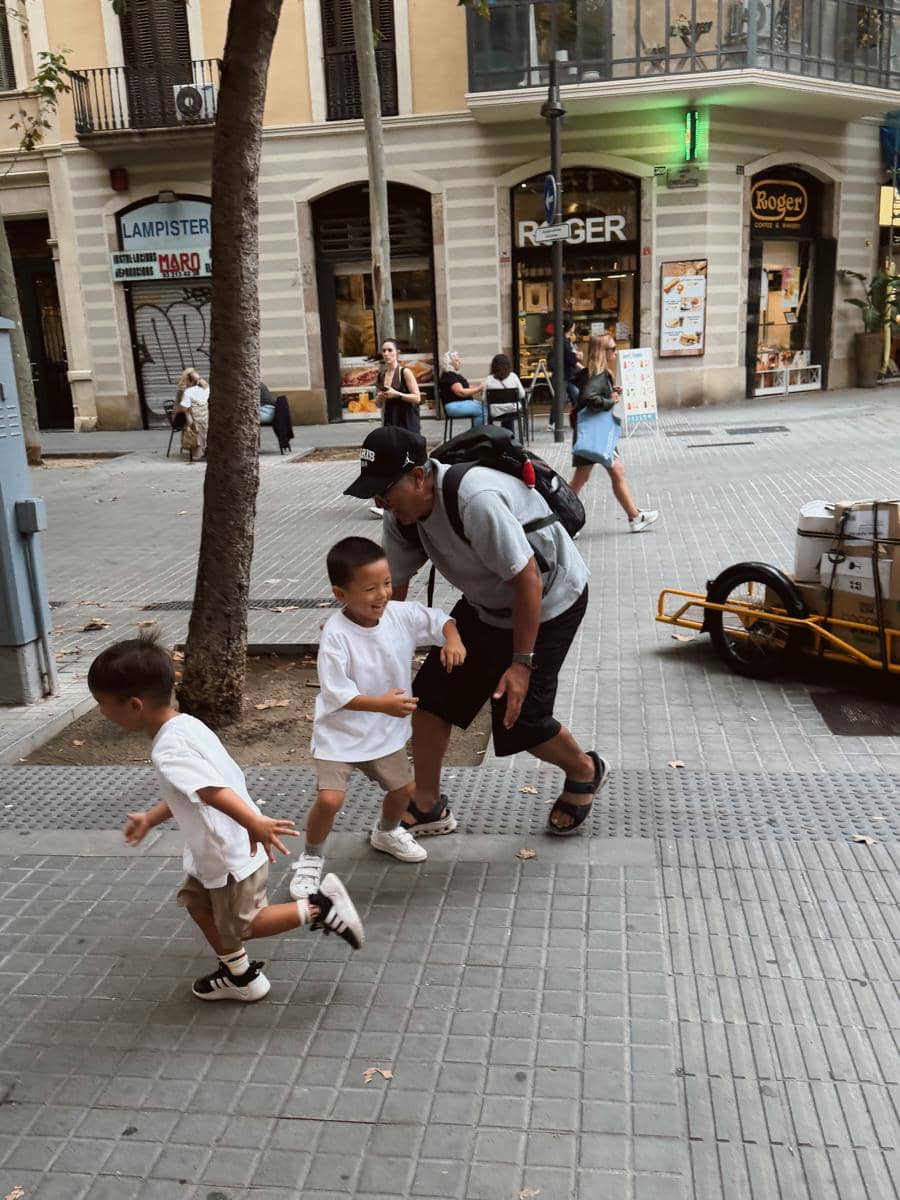 Keluarga Jennifer Bachdim liburan di Barcelona