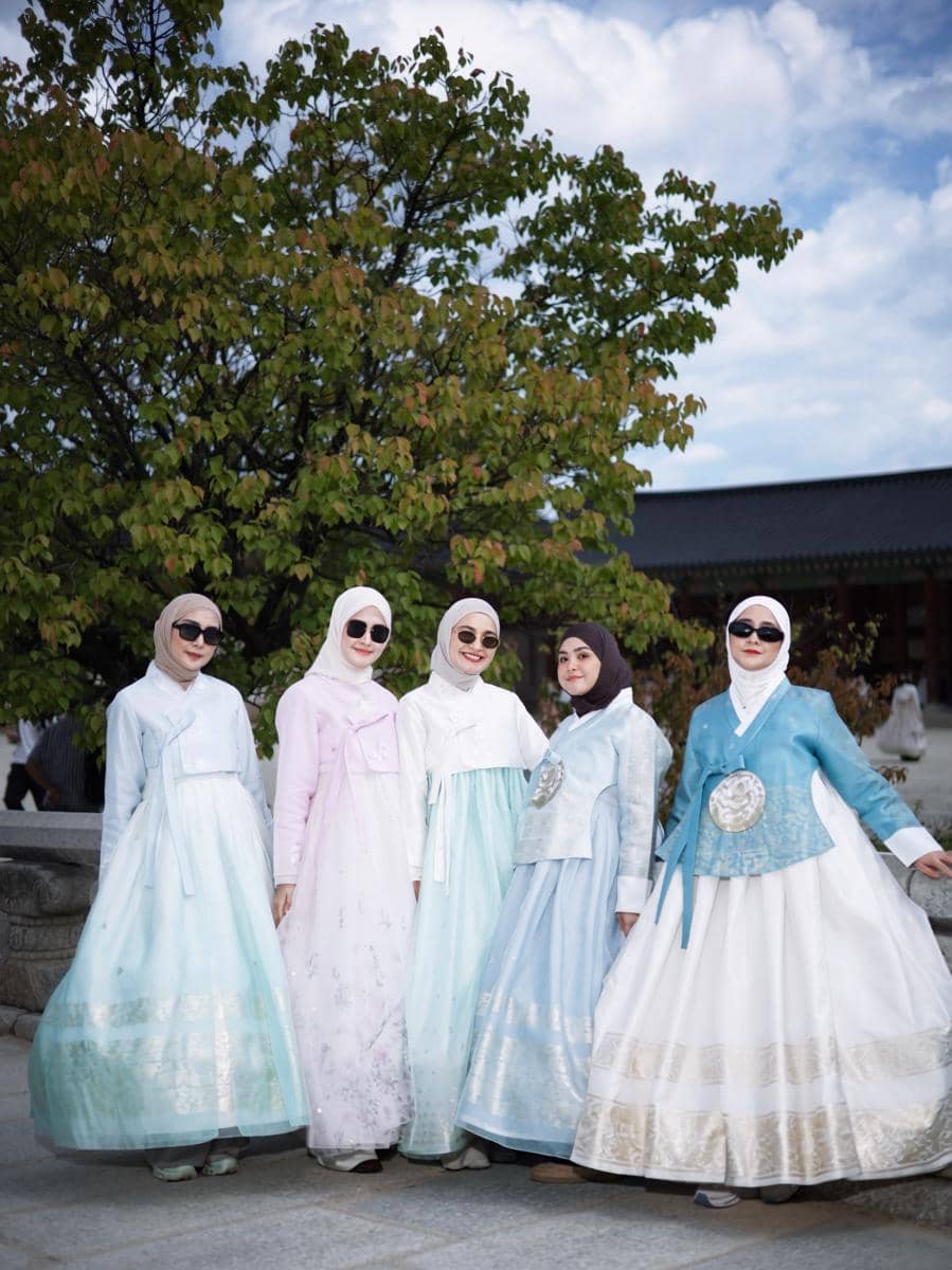 Vebby Palwinta dan sahabat pakai hanbok di Gyeongbokgung Palace