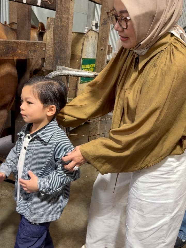 Keluarga Nikita Willy mengunjungi Caversham Wildlife Park di Perth