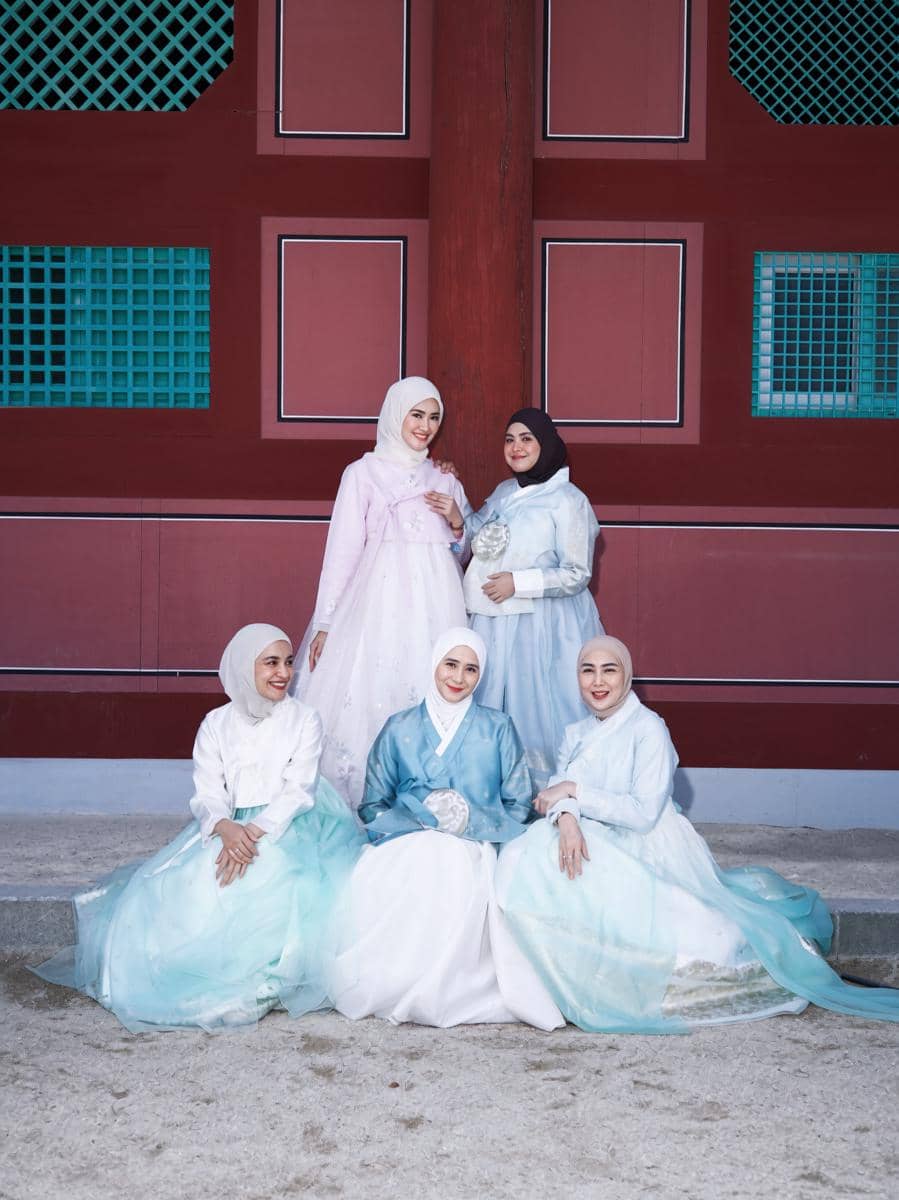Vebby Palwinta dan sahabat pakai hanbok di Gyeongbokgung Palace