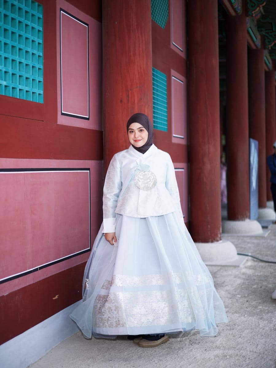 Vebby Palwinta dan sahabat pakai hanbok di Gyeongbokgung Palace