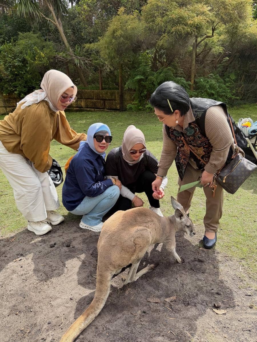 Keluarga Nikita Willy mengunjungi Caversham Wildlife Park di Perth