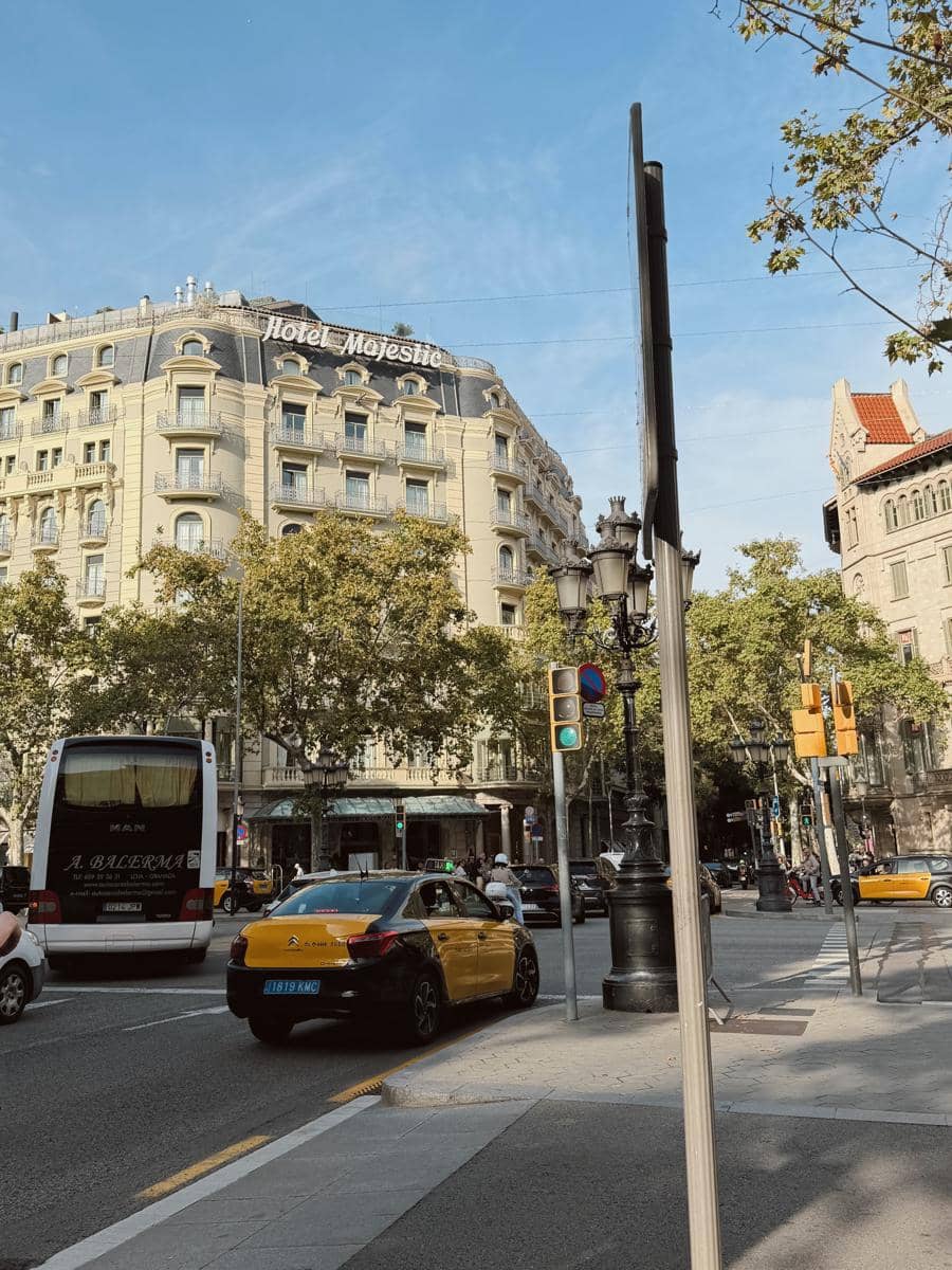 Keluarga Jennifer Bachdim liburan di Barcelona