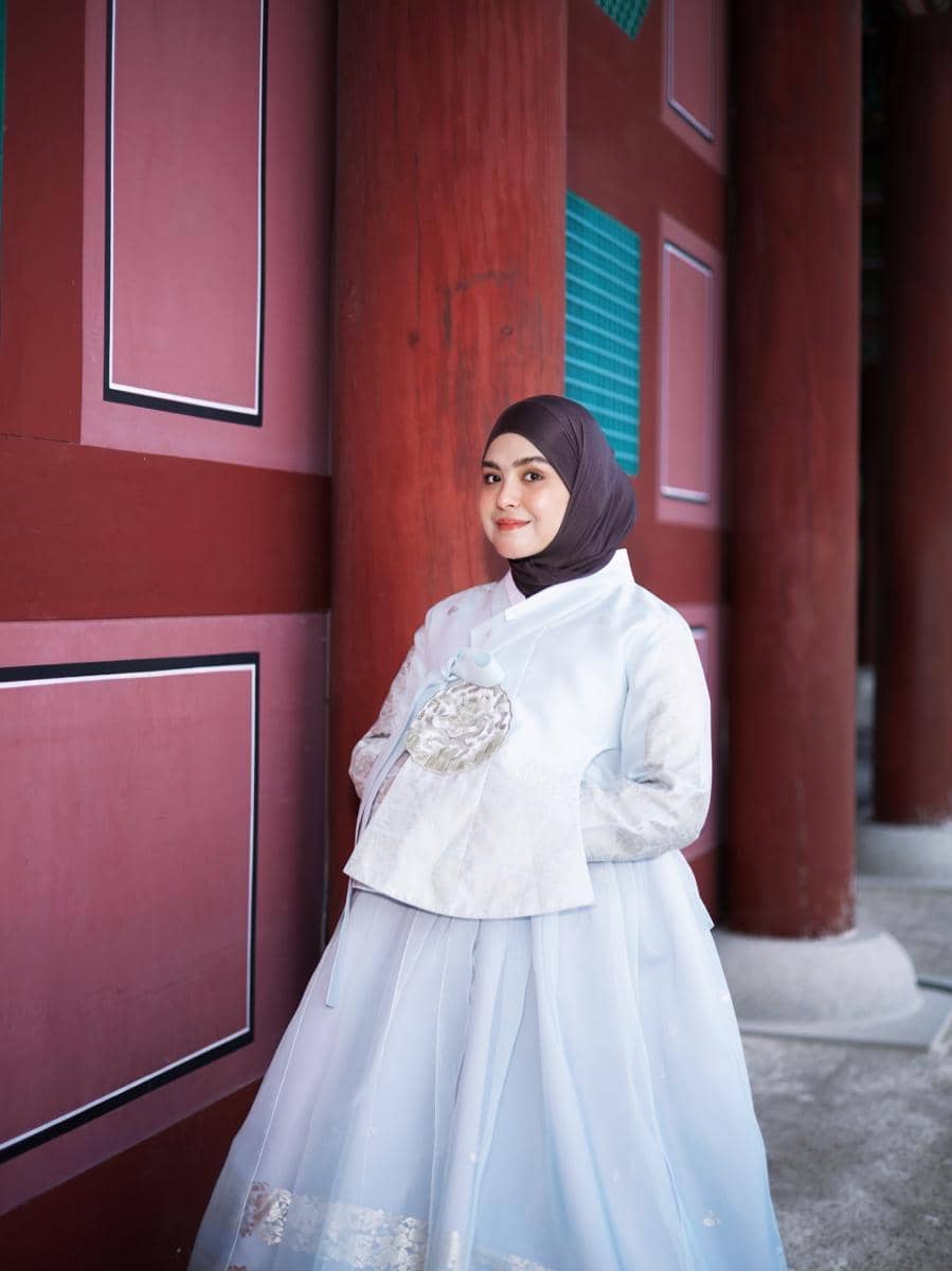 Vebby Palwinta dan sahabat pakai hanbok di Gyeongbokgung Palace